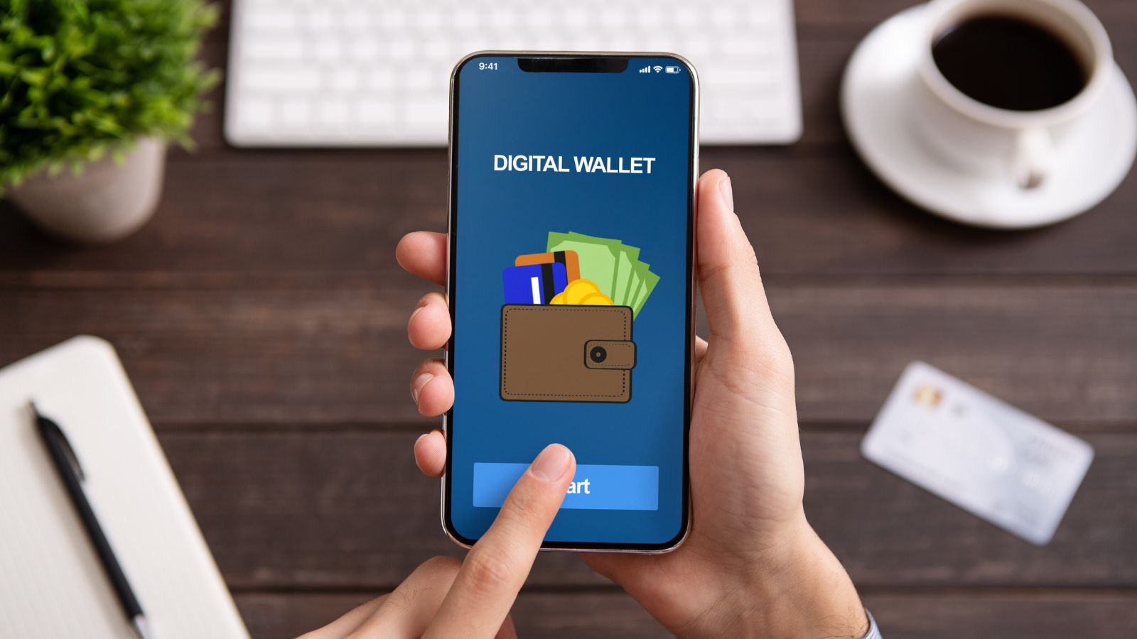 Billeteras digitales, persona usando una aplicación de pago en su teléfono sobre un escritorio