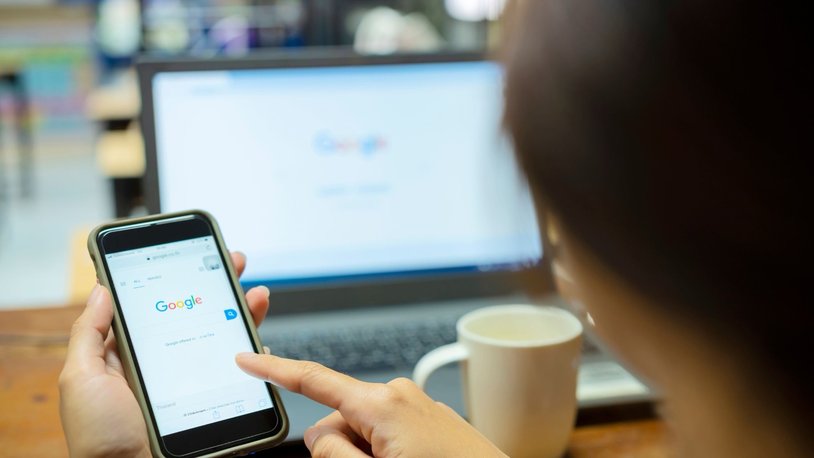 Persona buscando comida cerca de mí en Google desde el teléfono