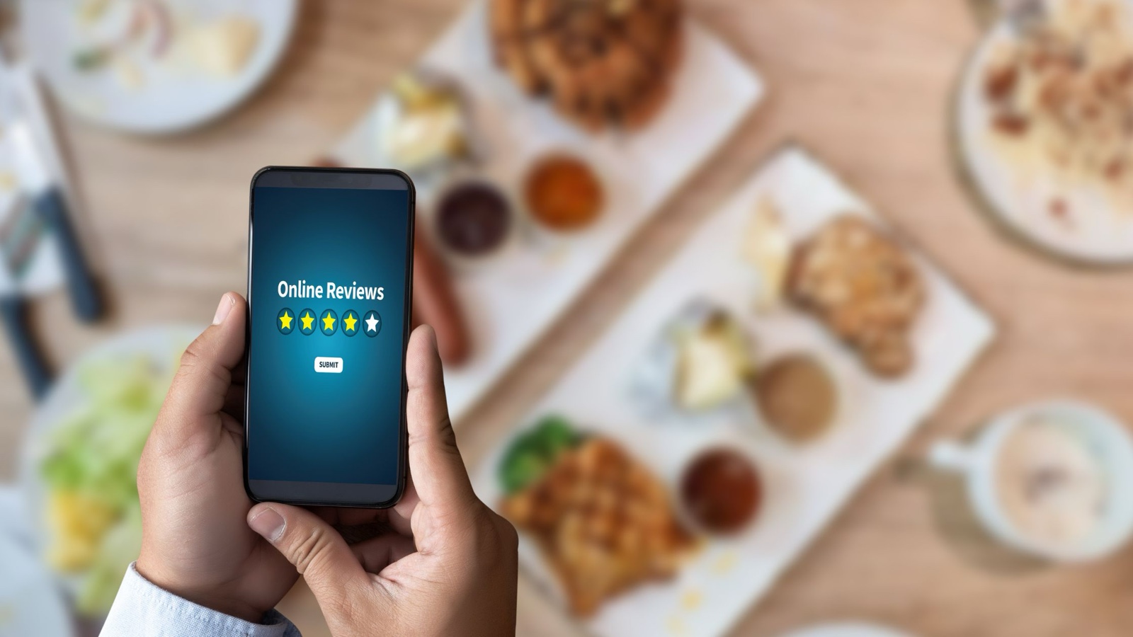 Cliente dejando una reseña online de un restaurante desde el teléfono