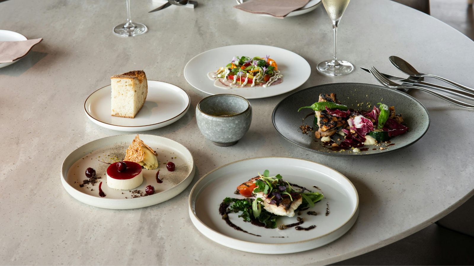 Varios platos montados sobre una mesa de restaurante