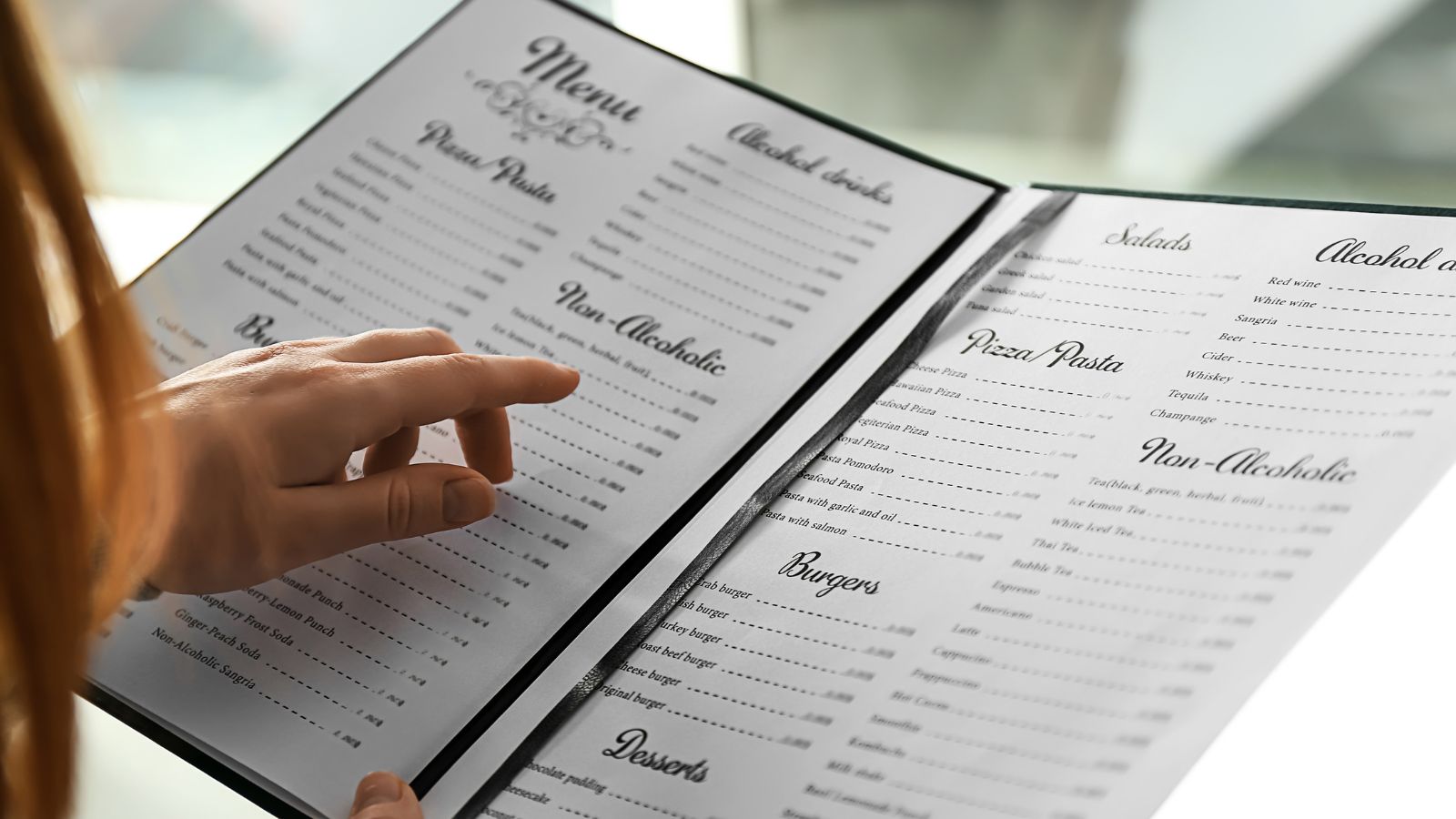Menu engineering, clienta revisando una carta impresa con muchos platos y sus precios