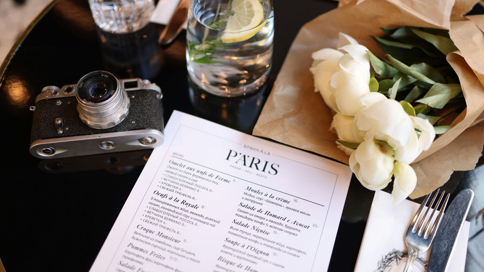 Carta impresa de restaurante sobre una mesa, el punto de partida de la arquitectura de menú por canal