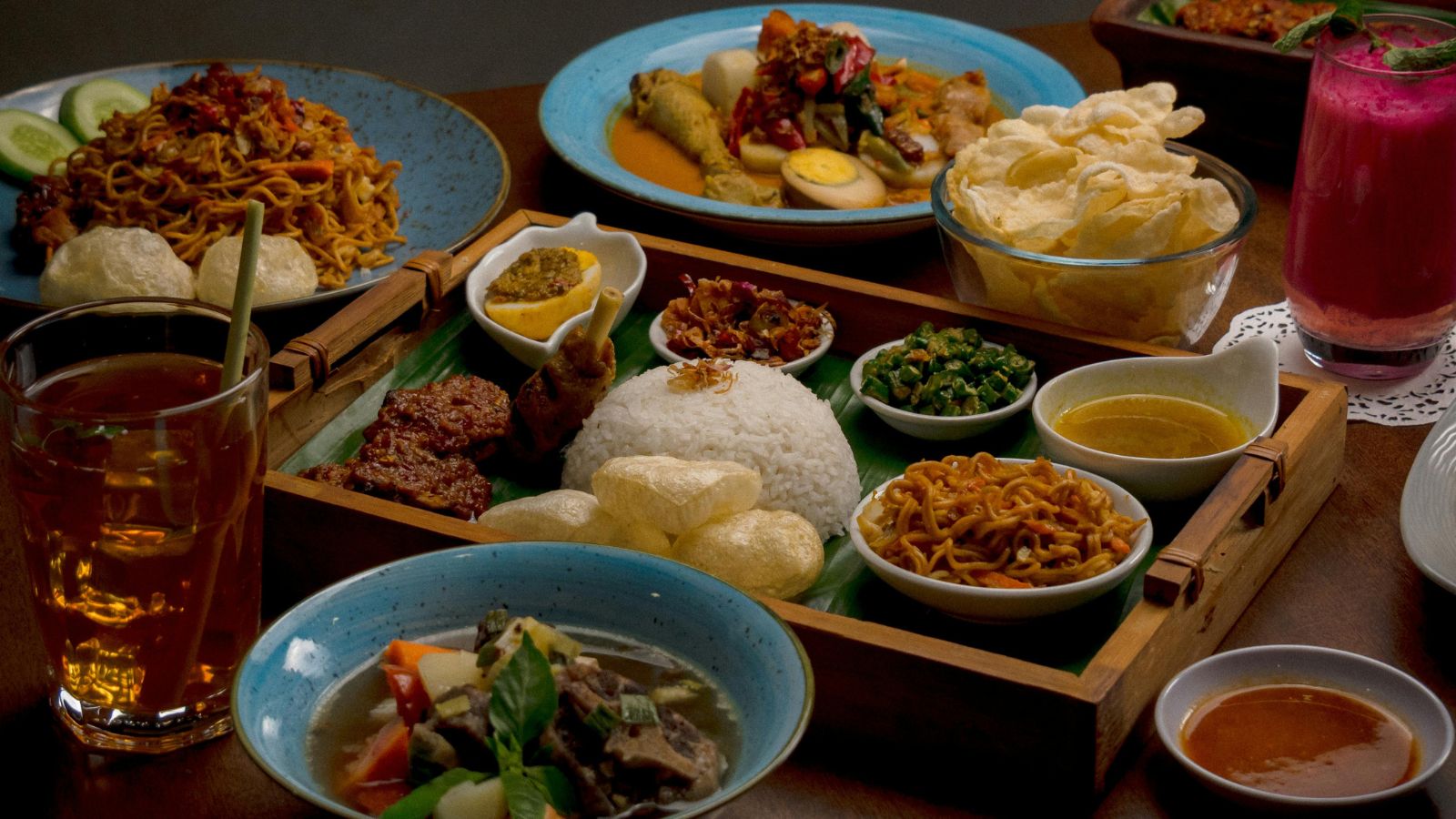 Mesa de restaurante con varios platos servidos y comida sin terminar