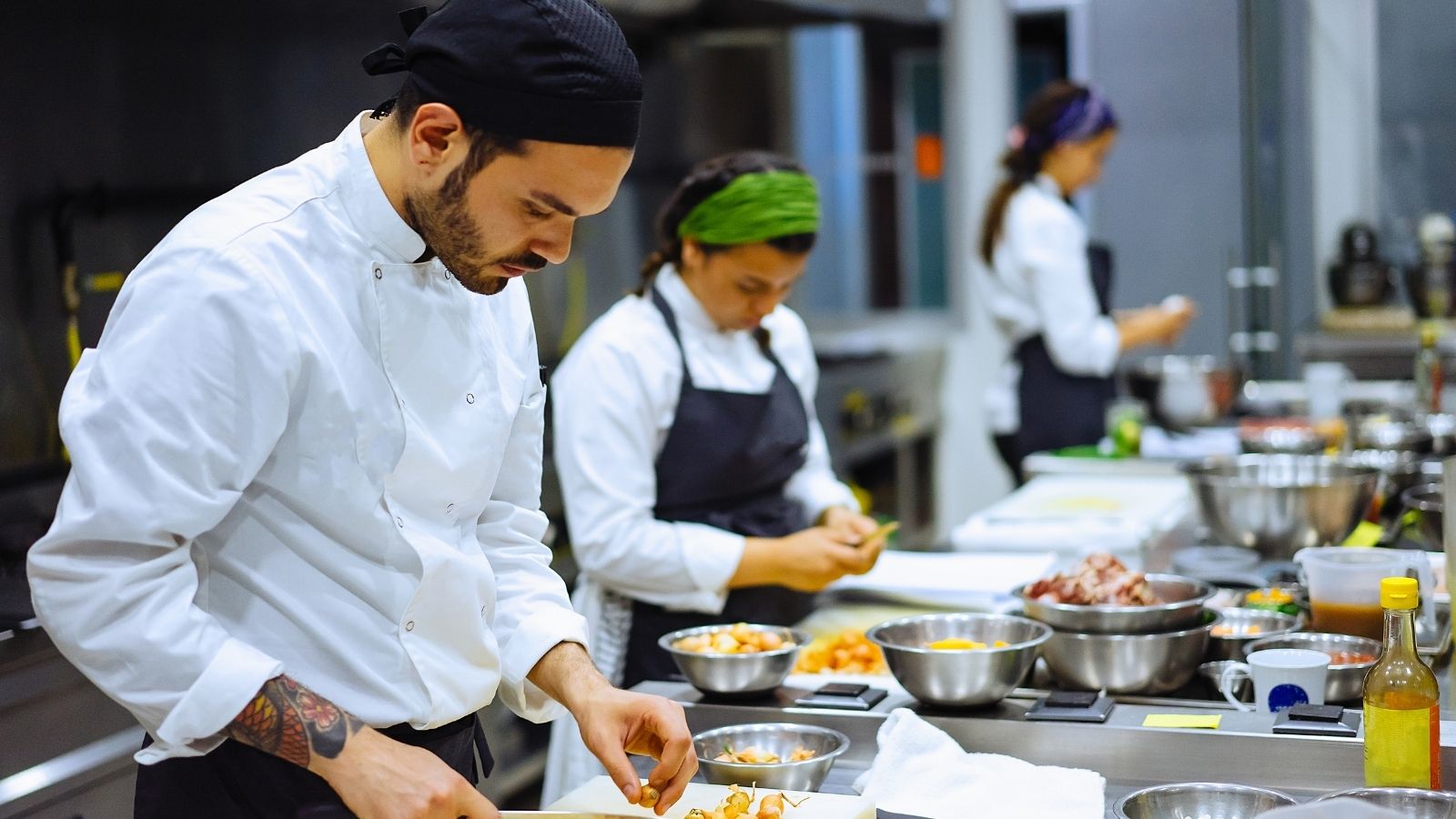 Rotación de personal en restaurantes, equipo de cocina trabajando en la mise en place antes del servicio