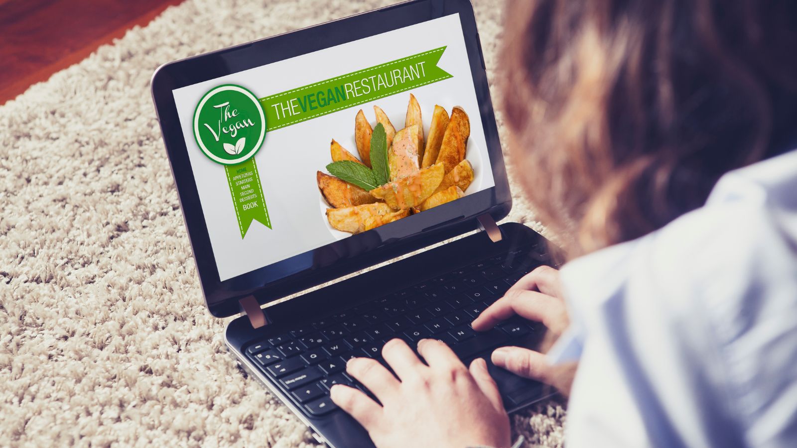Clienta revisando la web de un restaurante desde el notebook para suscribirse