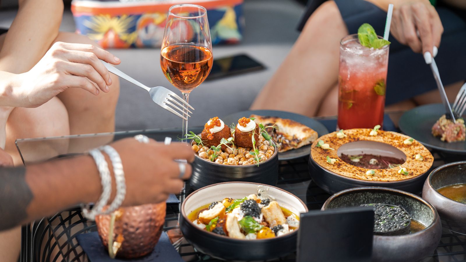 Mesa de restaurante con varios platos y bebidas que suben el ticket promedio
