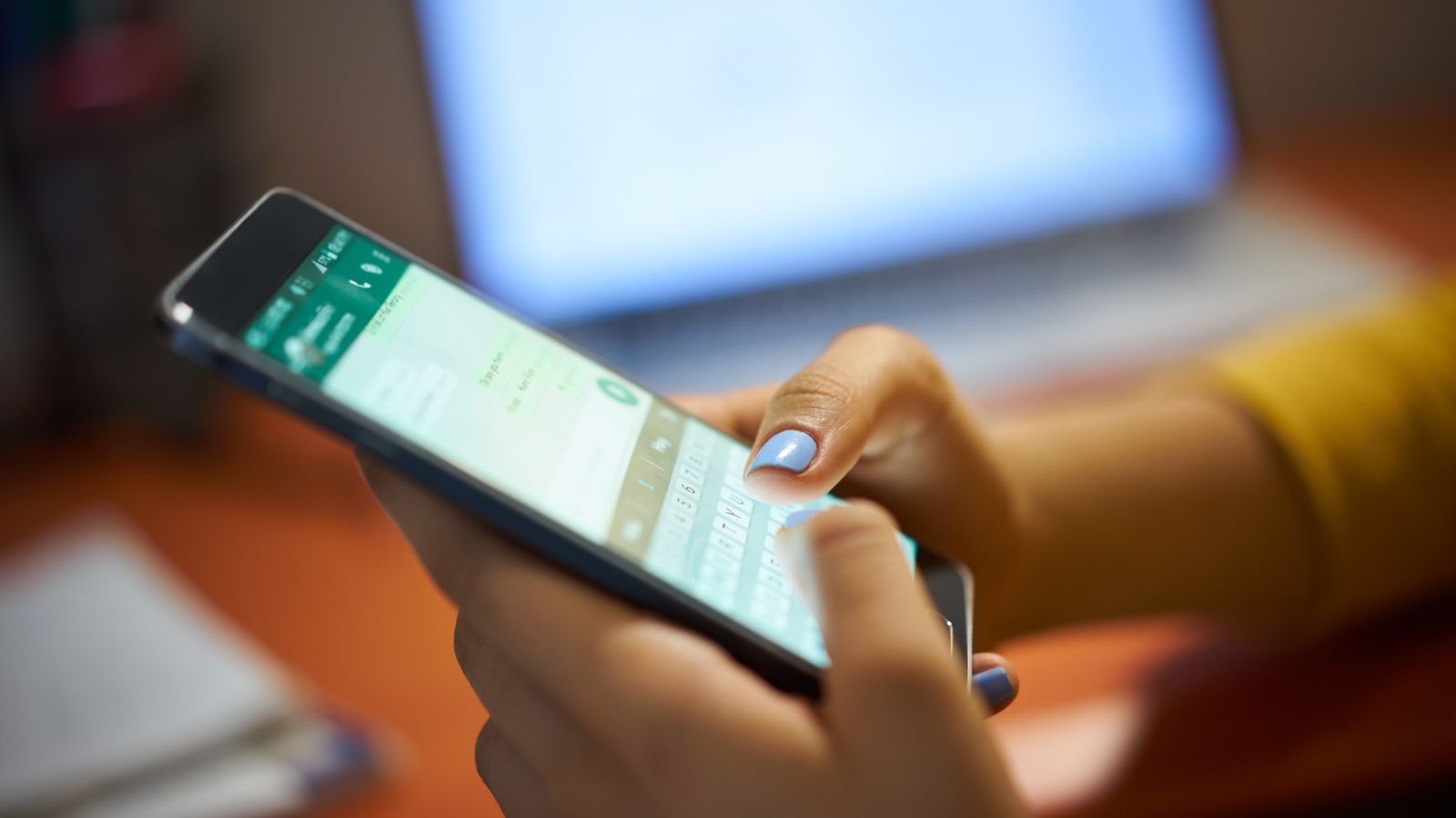 Clienta escribiendo por WhatsApp desde el teléfono para pedir a un restaurante
